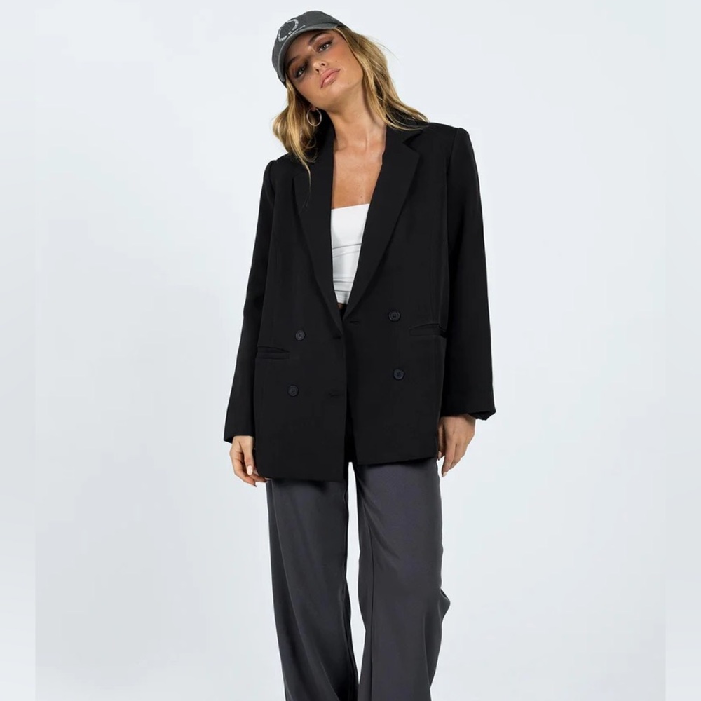 Lioness oversized blazer! Really nice quality and perfect to elevate any outfit!